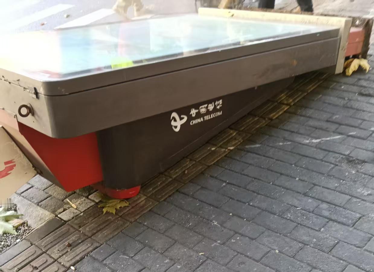 南京开启撤除街头公共电话亭工作。
今天上午，南京凤凰西街路边公共电话亭开始拆除了
