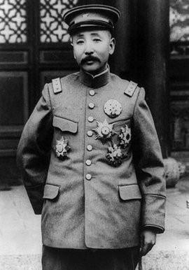 1900年，张作霖迎娶卢寿萱时，一个女人闯进洞房，抡起手臂，对着张作霖就是十几耳