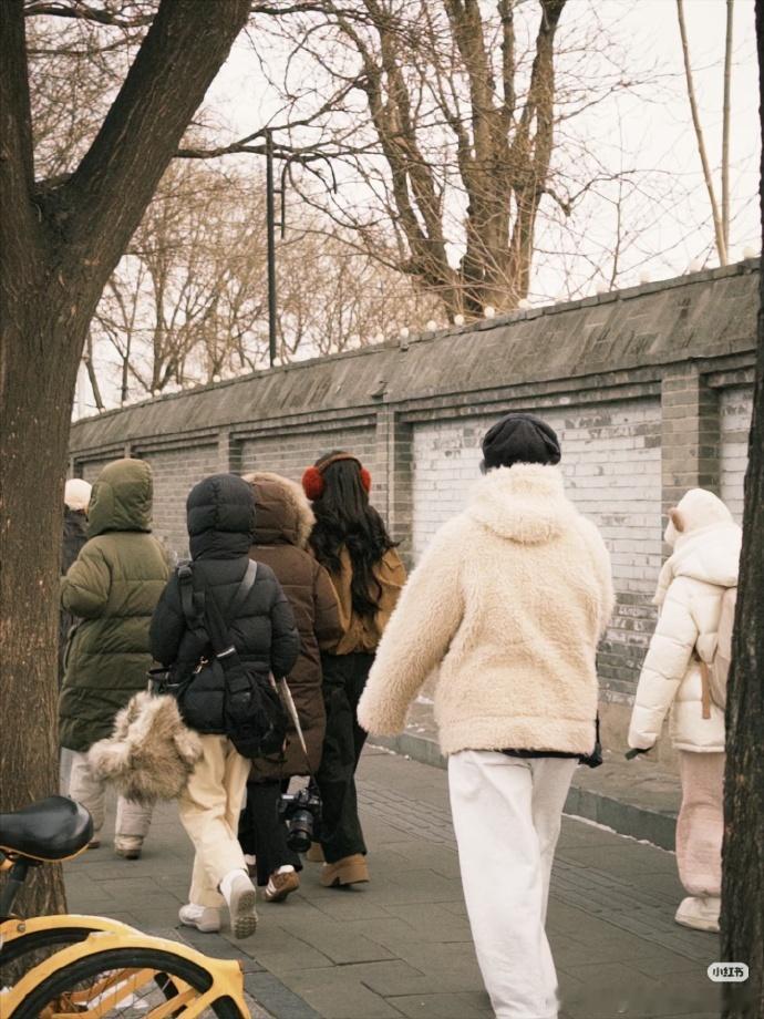 鼓楼偶遇陈都灵拍物料网友鼓楼偶遇陈都灵拍照 有网友在鼓楼偶遇陈都灵拍物料，实名羡