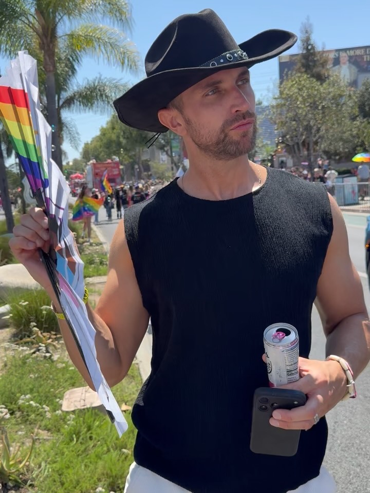 Max Parker和他的丈夫Kris Mochrie在WeHo Pride。 