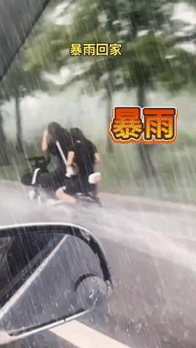 小姐姐的骑功真是了得，雨下这么大骑的又快又稳，骑出高铁的样子了，后面小姐姐还那么