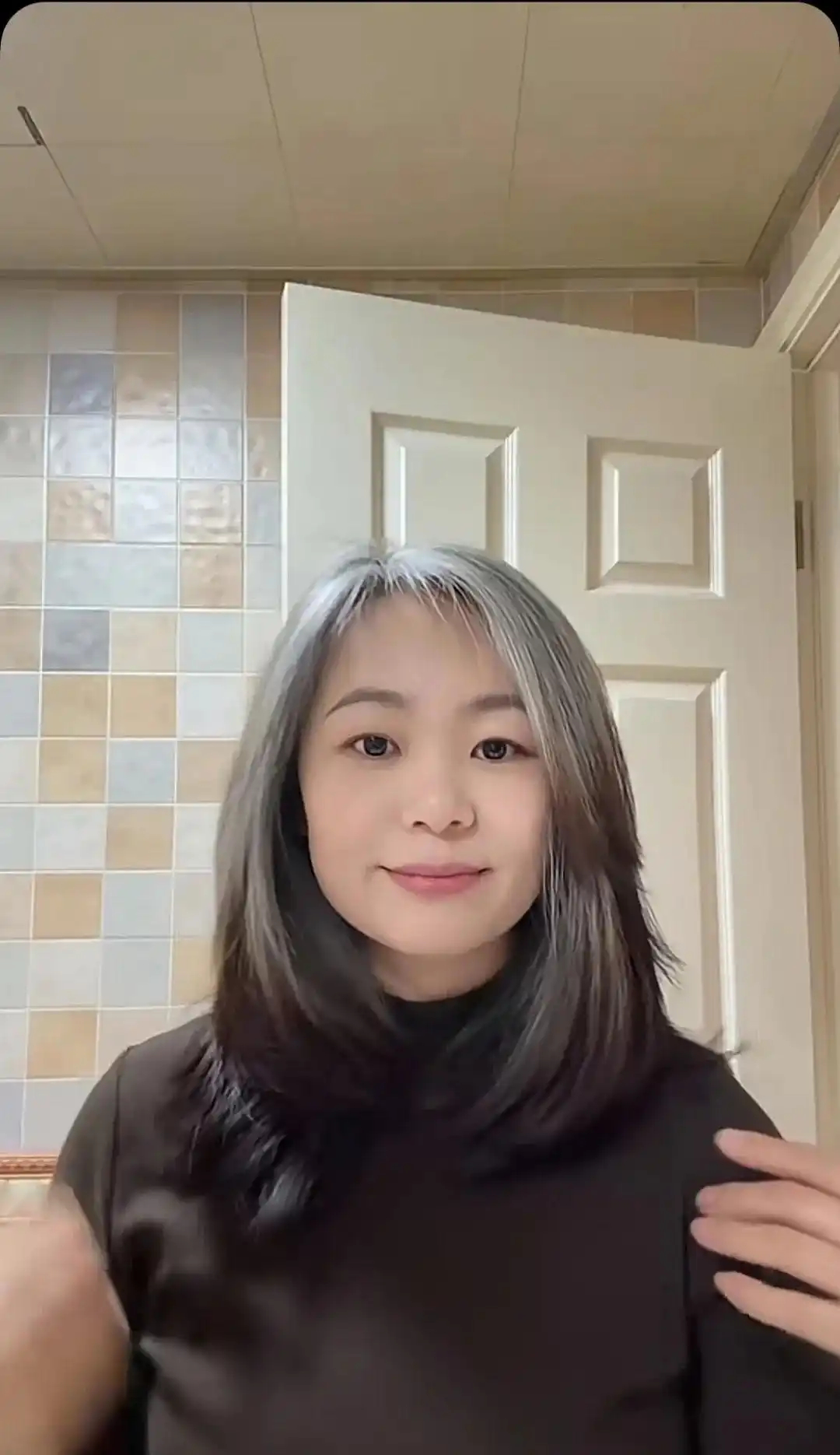 40岁女子不染发养了16个月的白发 其实这样也蛮好看的，没必要染黑啊很多人想染白