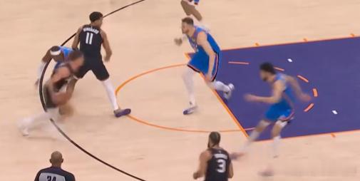 图1这球开局吉莱斯皮从里面兜出来手递手，因为是小个子所以速度快，合球瞬间有个投篮