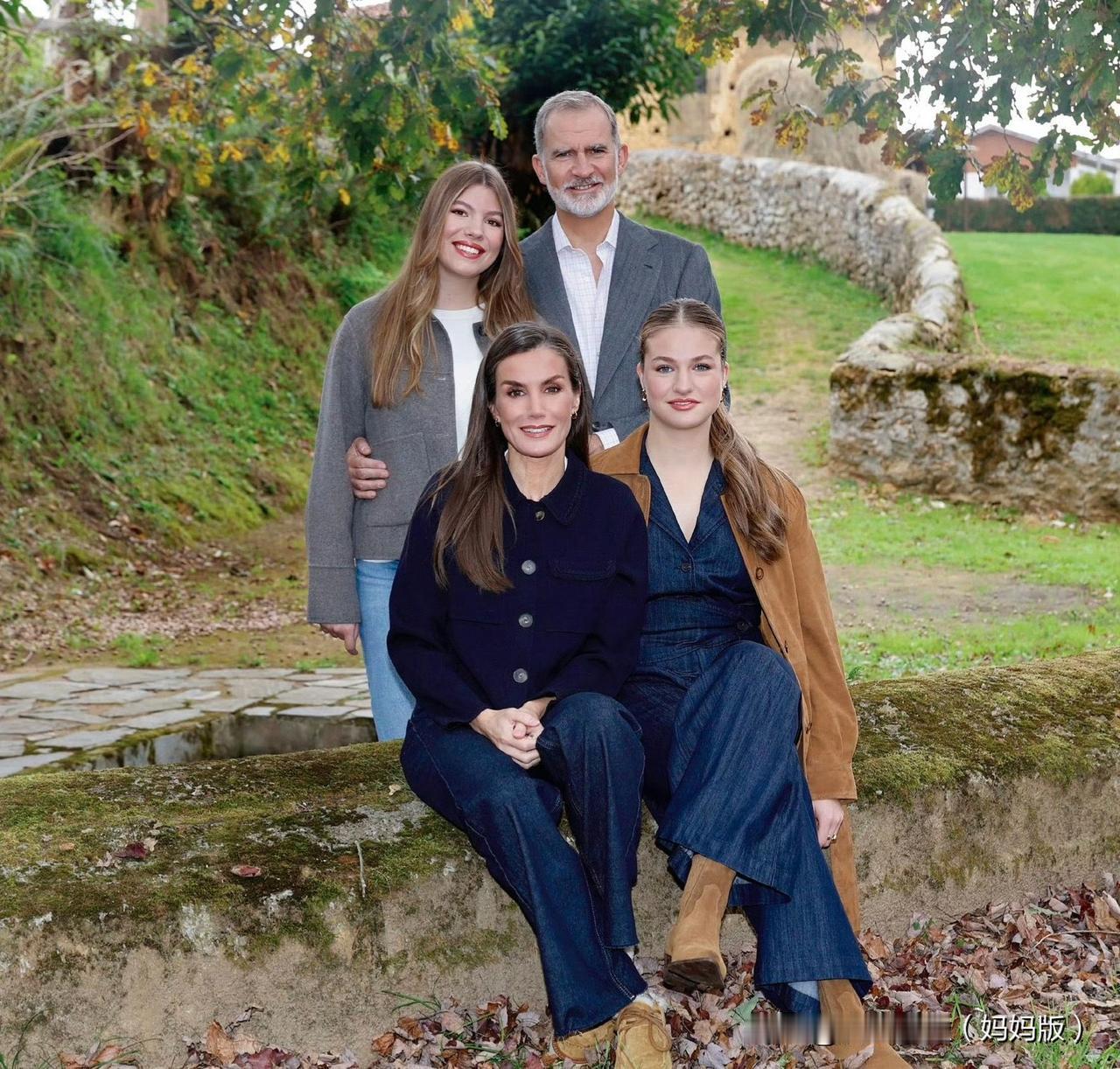 国王一家四口的圣诞节照片率先出炉！这是今年走访阿斯图里亚斯模范小镇时候拍摄的！