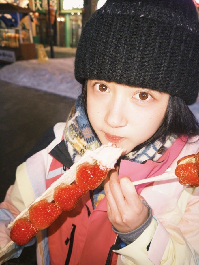 关晓彤东北晒照 关晓彤东北零下吃冰糖葫芦 关晓彤东北晒照，关晓彤东北零下吃冰糖葫