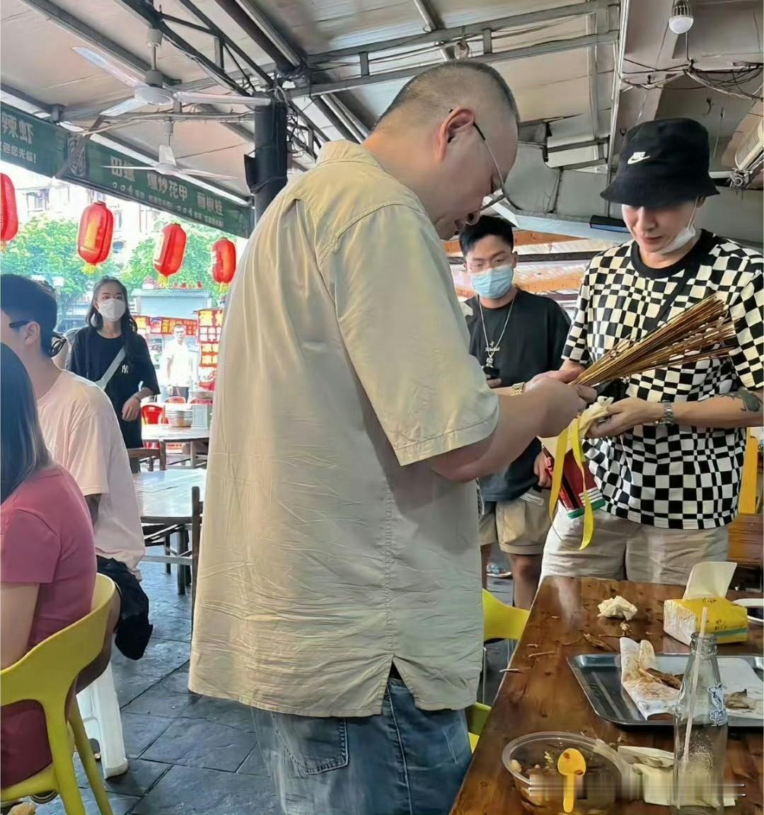 现在的饭圈文化，真的太离谱…
王鹤棣这个事我前两天看了下，在当时情况下感到不舒服