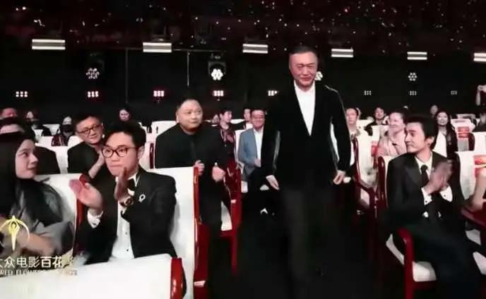 百花奖最尴尬的三幕：
一、《哪吒》得奖无人起立，张艺谋得奖，附近的全部起立。
