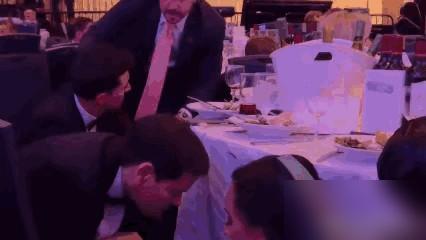 白宫晚宴突发枪击，美国政客这狼狈样也太讽刺了

万斯直接被闯进来的特工像抓小鸡似