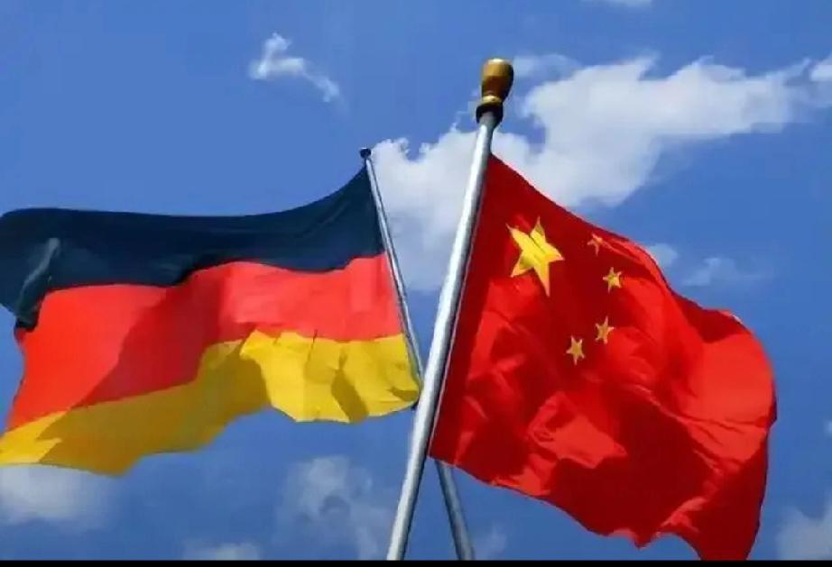 德媒说默茨北京之行棘手，这情况还挺微妙。一方面，德国没法接受所谓“中国主导的国际