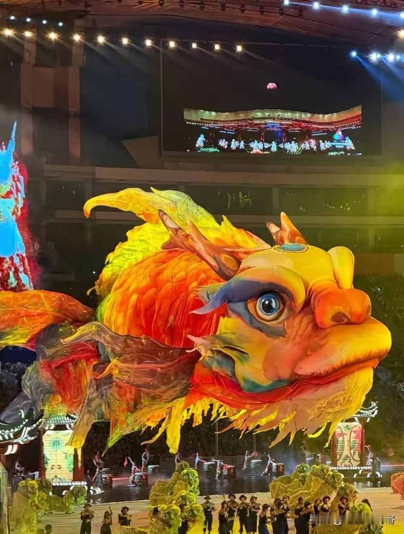 我要是说全运会开幕式最绝的王炸，必须是广东这只 “又凶又萌” 的巨型鳌鱼，应该没
