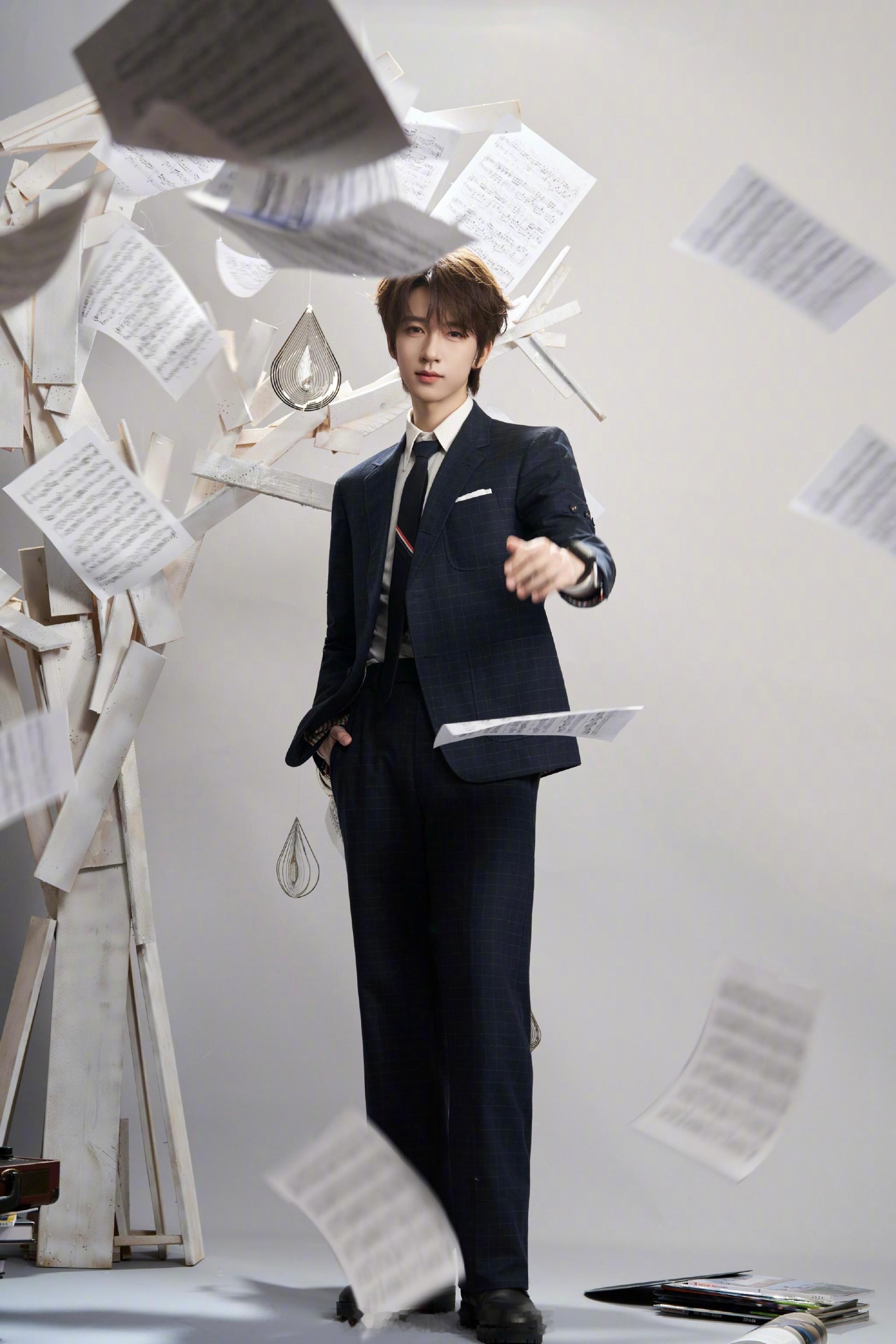贺峻霖┊今日超级晚夏活动造型图释出，演绎了Thom Browne 2026秋冬系