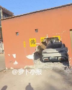 汽车撞进庙，这得多大的缘分啊。
网友近日发布视频，这辆灰色轿车——啥车型自己看，