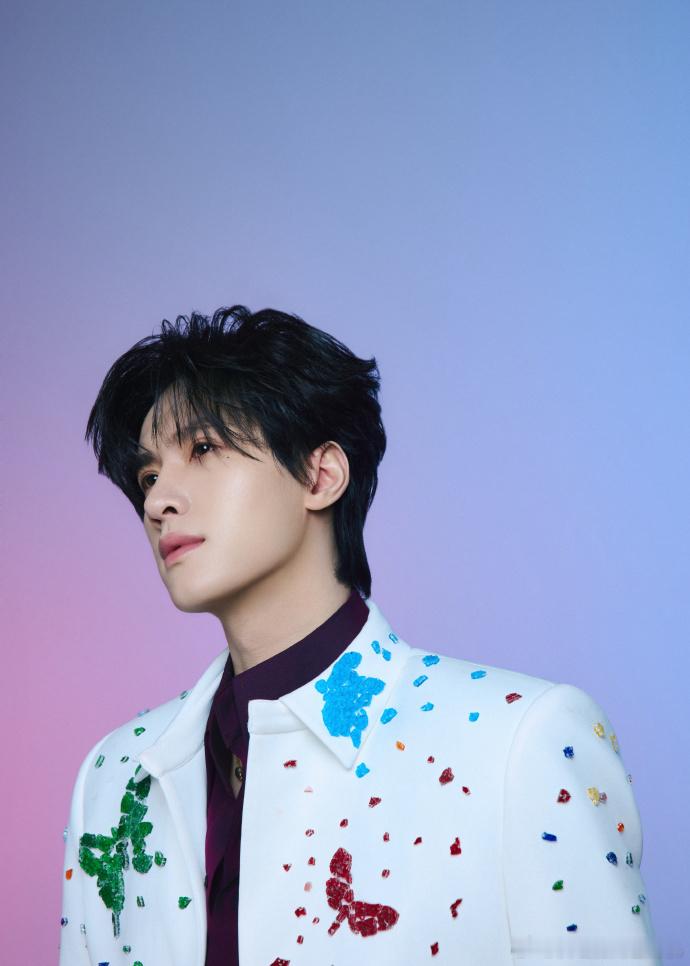 展轩透纱紫衬衫蝴蝶白西装展轩捕捉瞬息与生动 展轩透纱紫衬衫蝴蝶白西装，展轩捕捉瞬