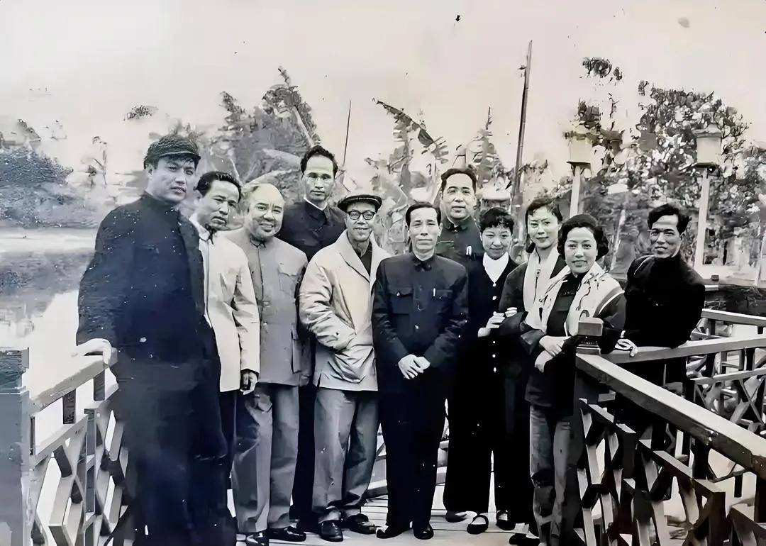您能从图片中找出“样板戏”《红灯记》中几位主要人物吗？他们都是谁？