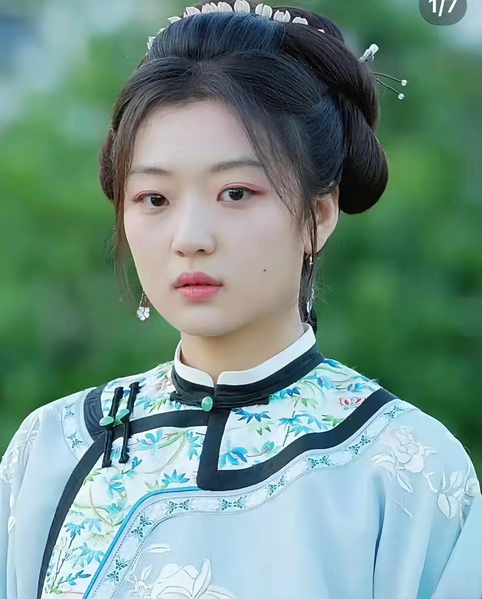 什么眼神？古装也很漂亮，标准的大美女，五官精致，小嘴唇，可爱极了
娱乐圈圈公认的