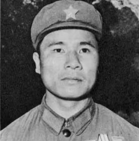 1979年，黄招强在掩护伤员撤退的时候，意外发现部队中竟然多了几张陌生的面孔，于