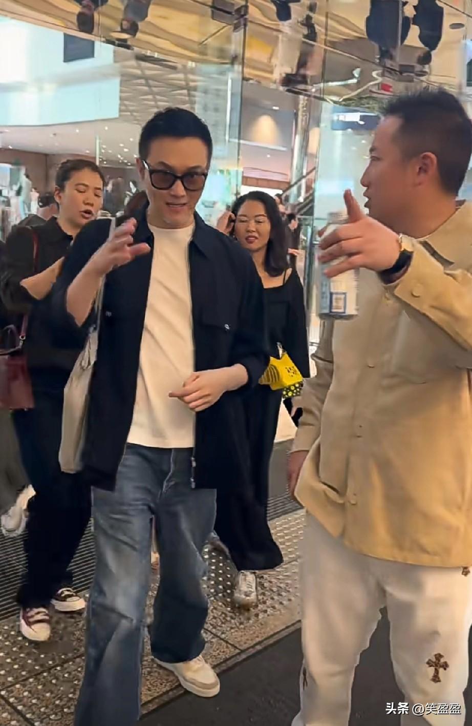 偶遇张智霖，真是帅气呀！靓靓就在他身后，看到了吗？54岁的张智霖 眉眼温润、气质
