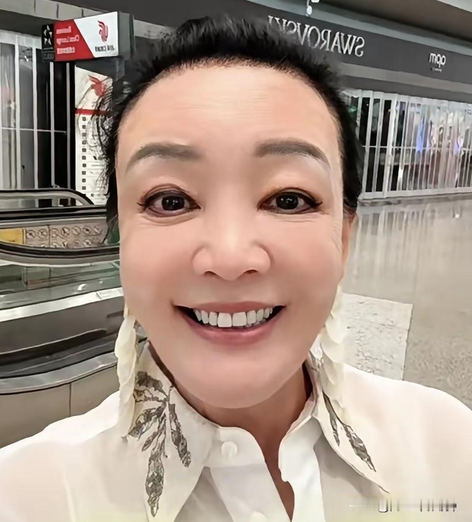 兰姐现在闭口不提孙女了！
以前兰姐的直播间里，孙女小玥儿是绕不开的话题，句句是疼