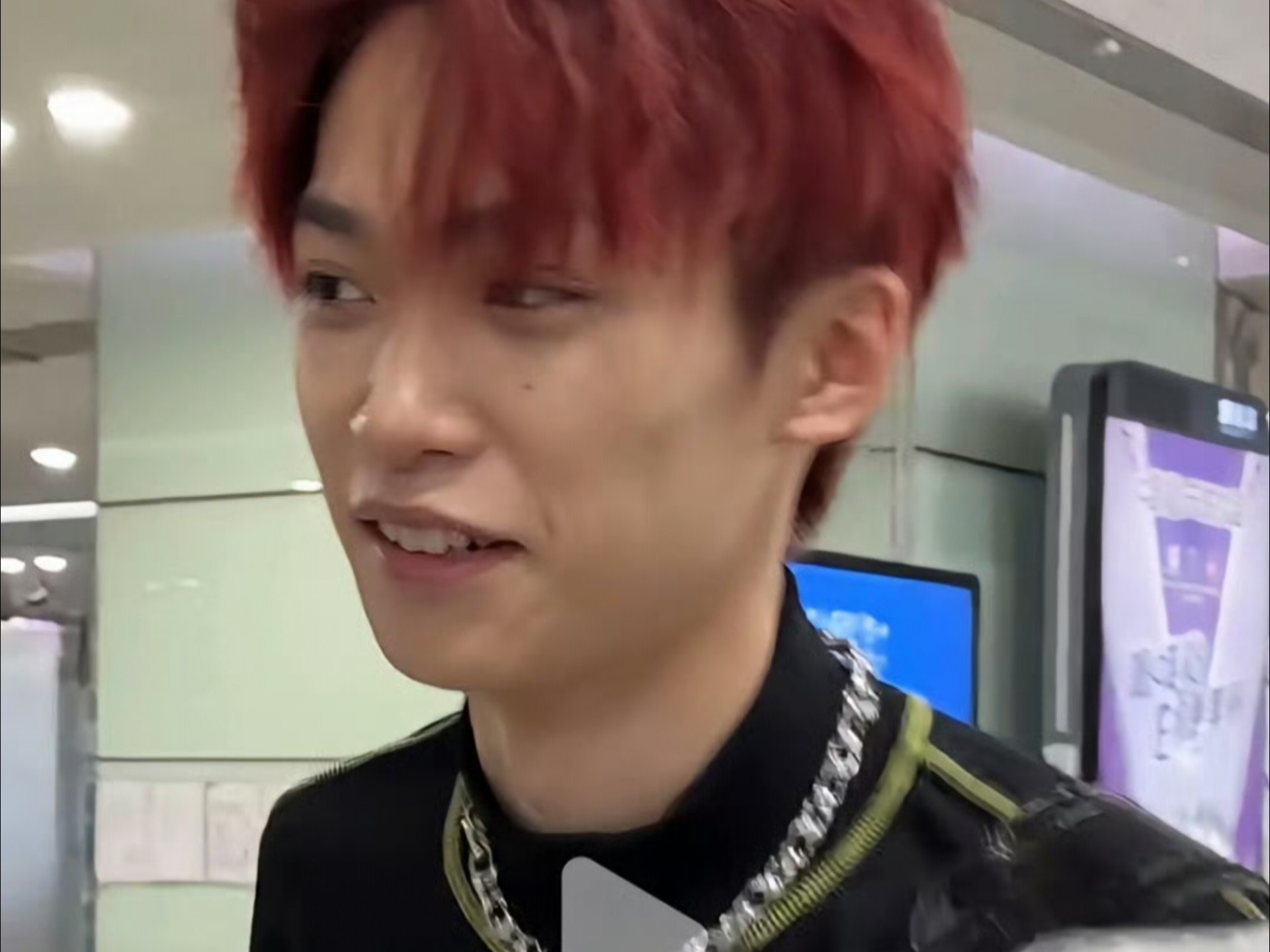 梓渝熟悉的港男风味辱港了，脱离滤镜精修就没法看。 ​​​