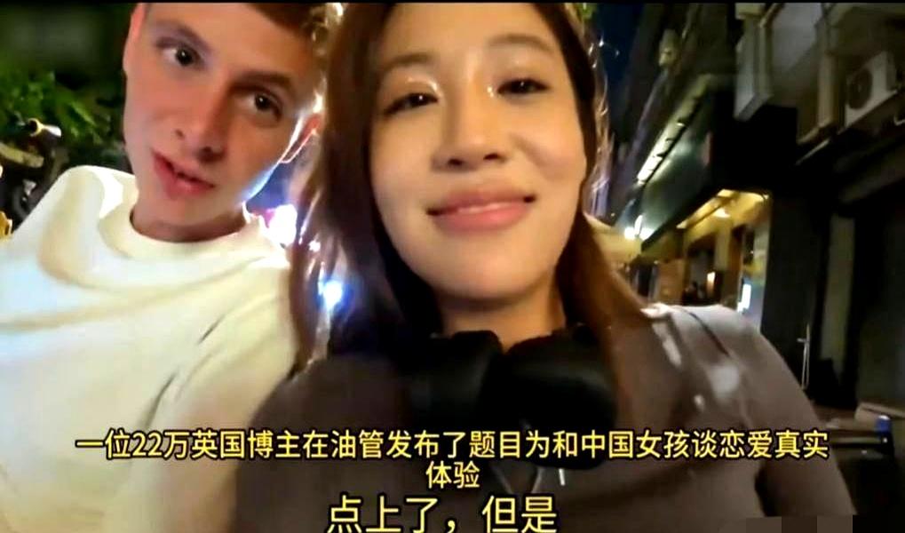 一条街头合拍视频，硬是把账号推上了风口浪尖。
等身份被网友扒出来后，账号又很快注