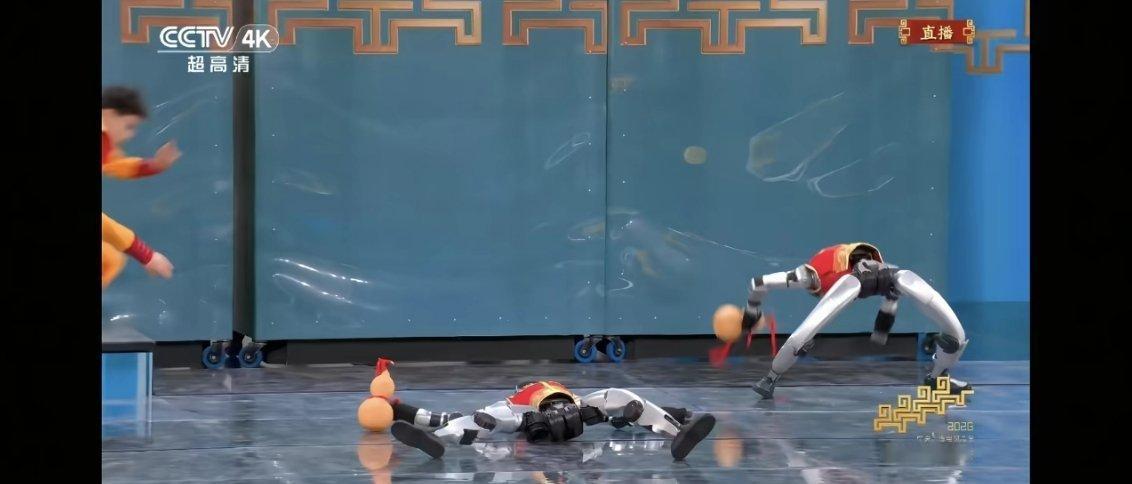 机器人全面入侵春晚失误也能自救回来，感觉2027年春晚，宇树机器人可以真刀真枪的