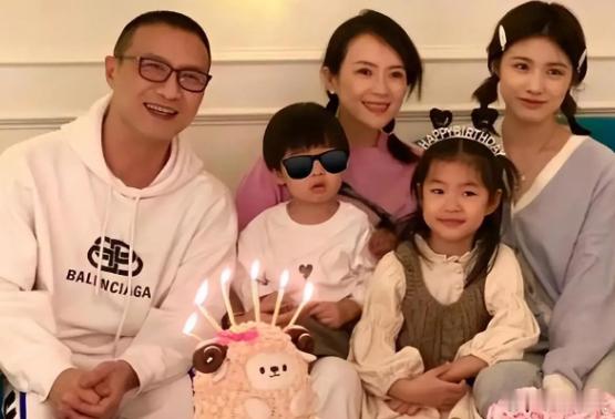 相比之下，影后章子怡名气比李湘董璇更大，更有资源和财力送娃进娱乐圈。但章子怡与汪