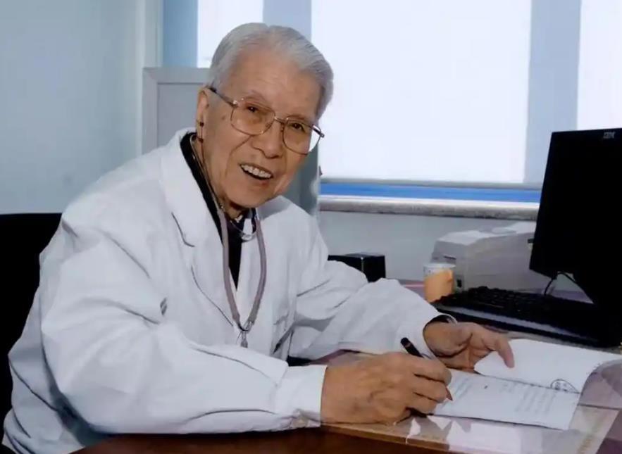 1948年，他镇定的拿起刀，划开了出生仅有三天的女儿的后背，完全不顾在一旁嚎啕大