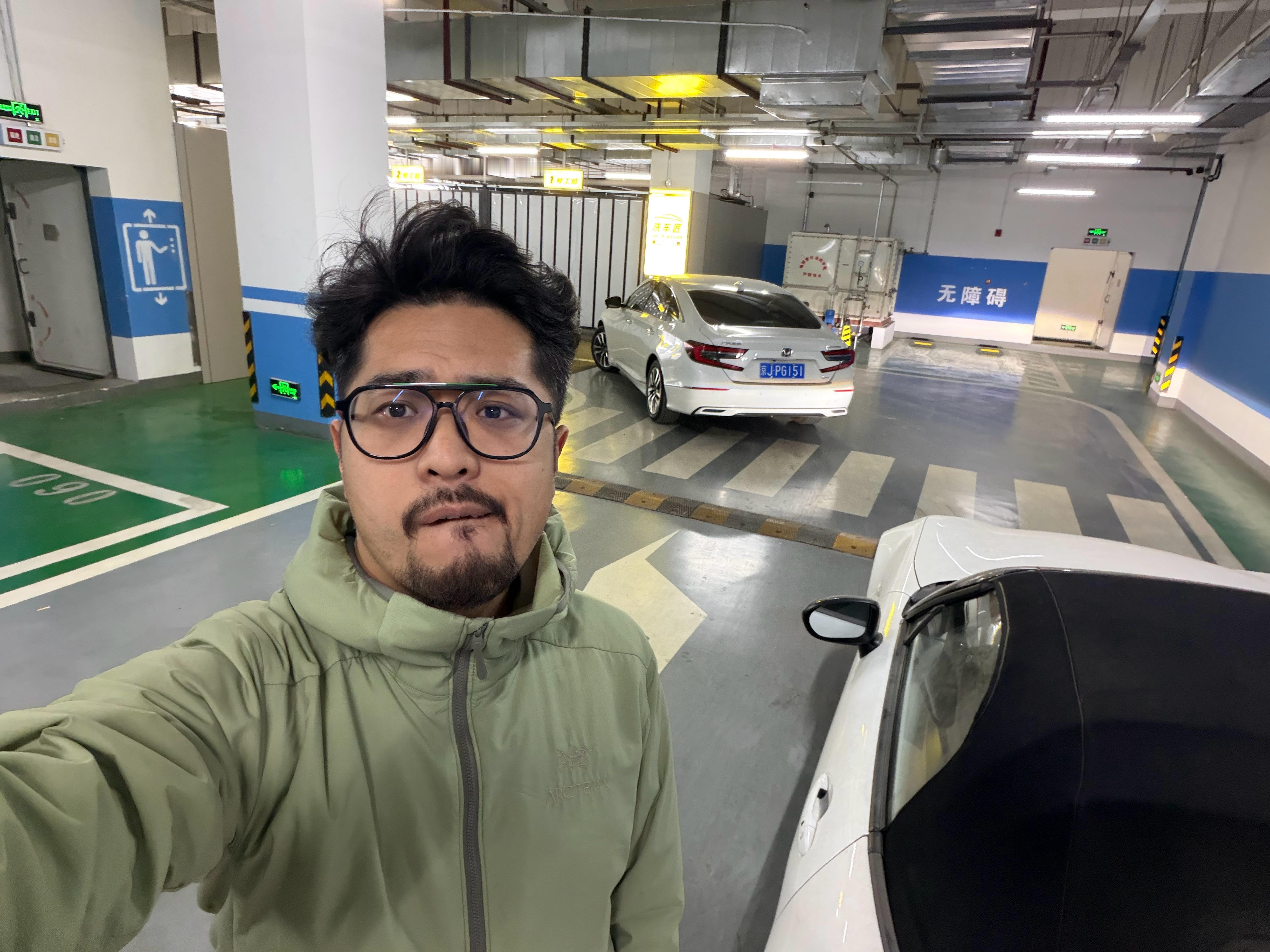 晚上陪老婆吃完饭，我说来陪陪情人，给我这 mx-5 洗洗车，结果这都快 11 点