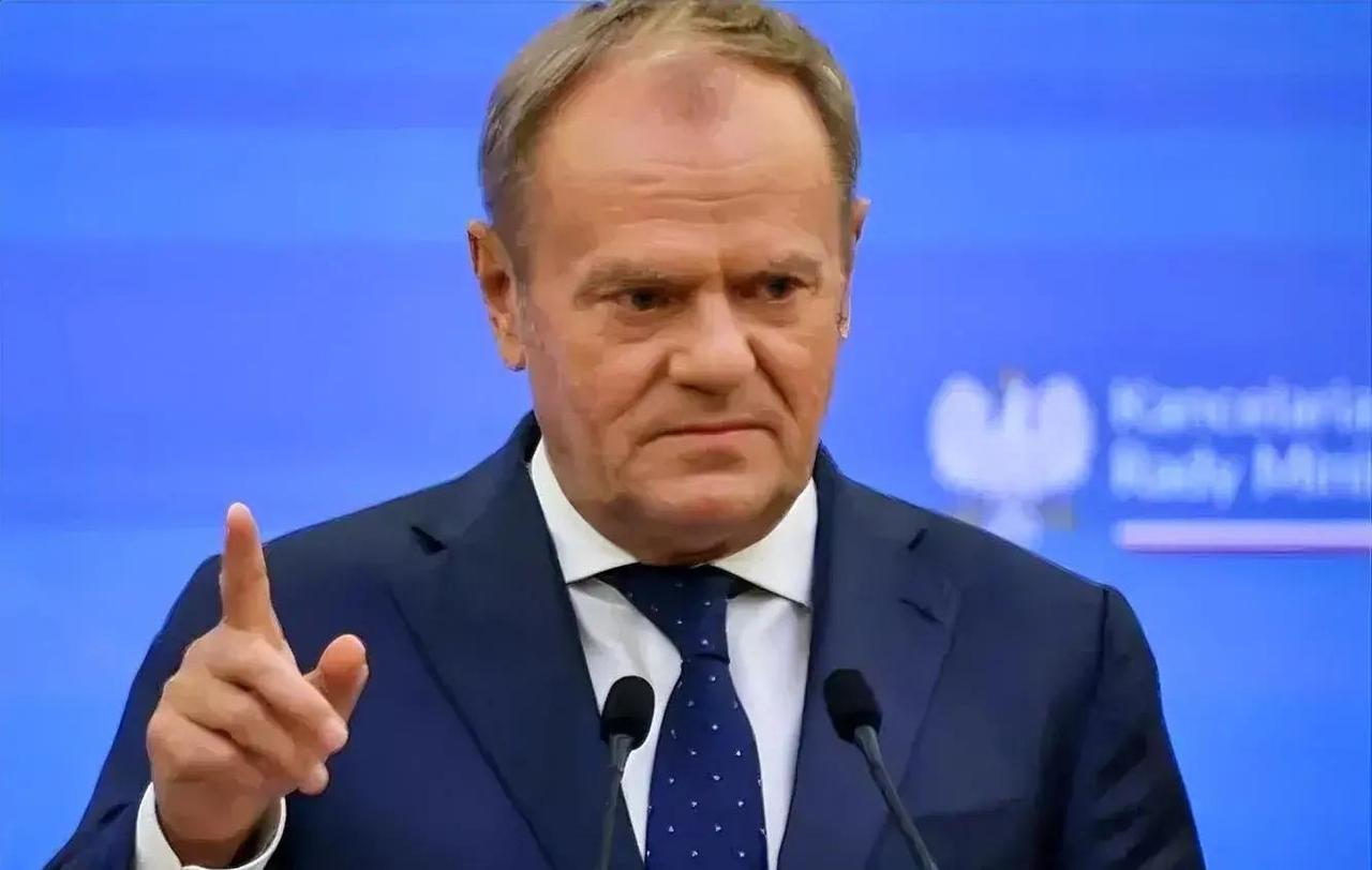 就在刚刚。
 
波兰总理图斯克突然宣布了。
 
华沙-卢布林铁路线上发生爆炸，他