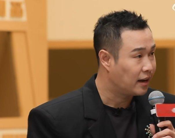 小沈阳初舞台的歌是沈佳润选的就是这个宠女儿的小沈阳呀，下次可以唱闺女的美美桑内，
