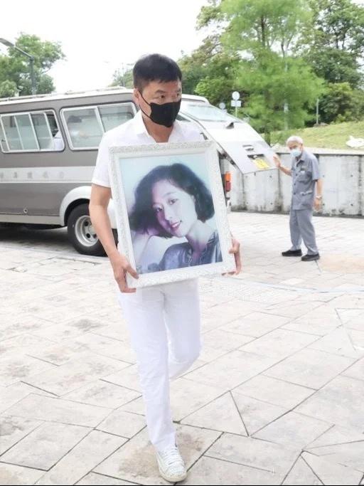 深情艾威以海葬告别亡妻，称将来会陪她海葬！
不知道多少人看过《再见爱人第二季》，