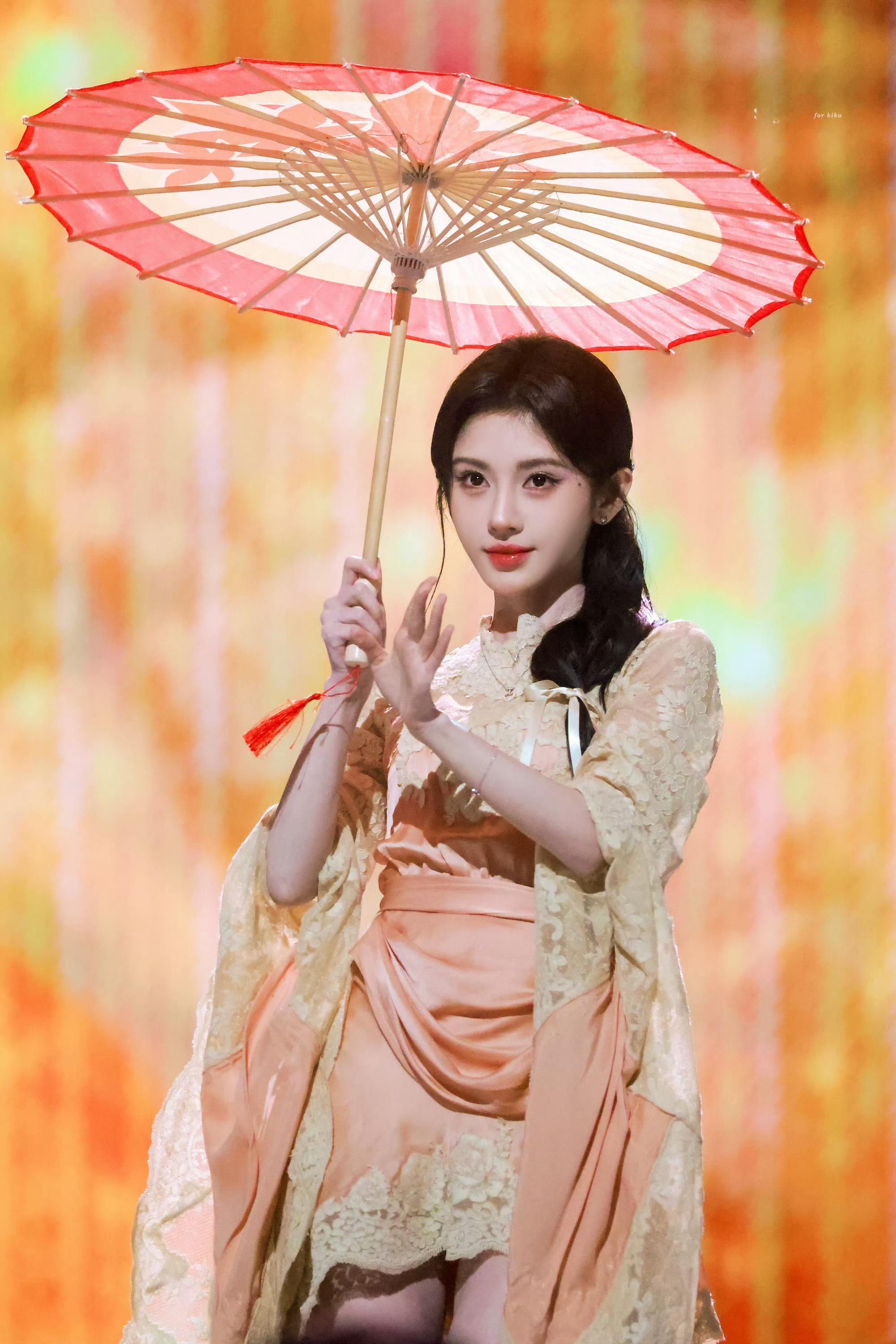 鞠婧祎这是真神女，这身衣服绝了！我们橘丝就是吃这么好～ ​​​