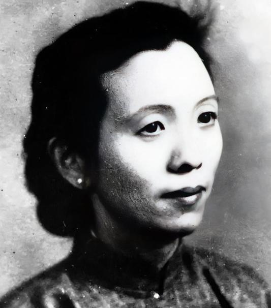 南京解放后，一个阔太太乘坐吉普车来到35军军部，对门口的守卫说：“我是陈修良，请