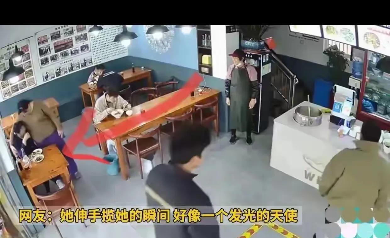 晩上十一点多了，一个垂头丧气的年轻女子走进一间宵夜店，奇怪的是，她一个人却点了两