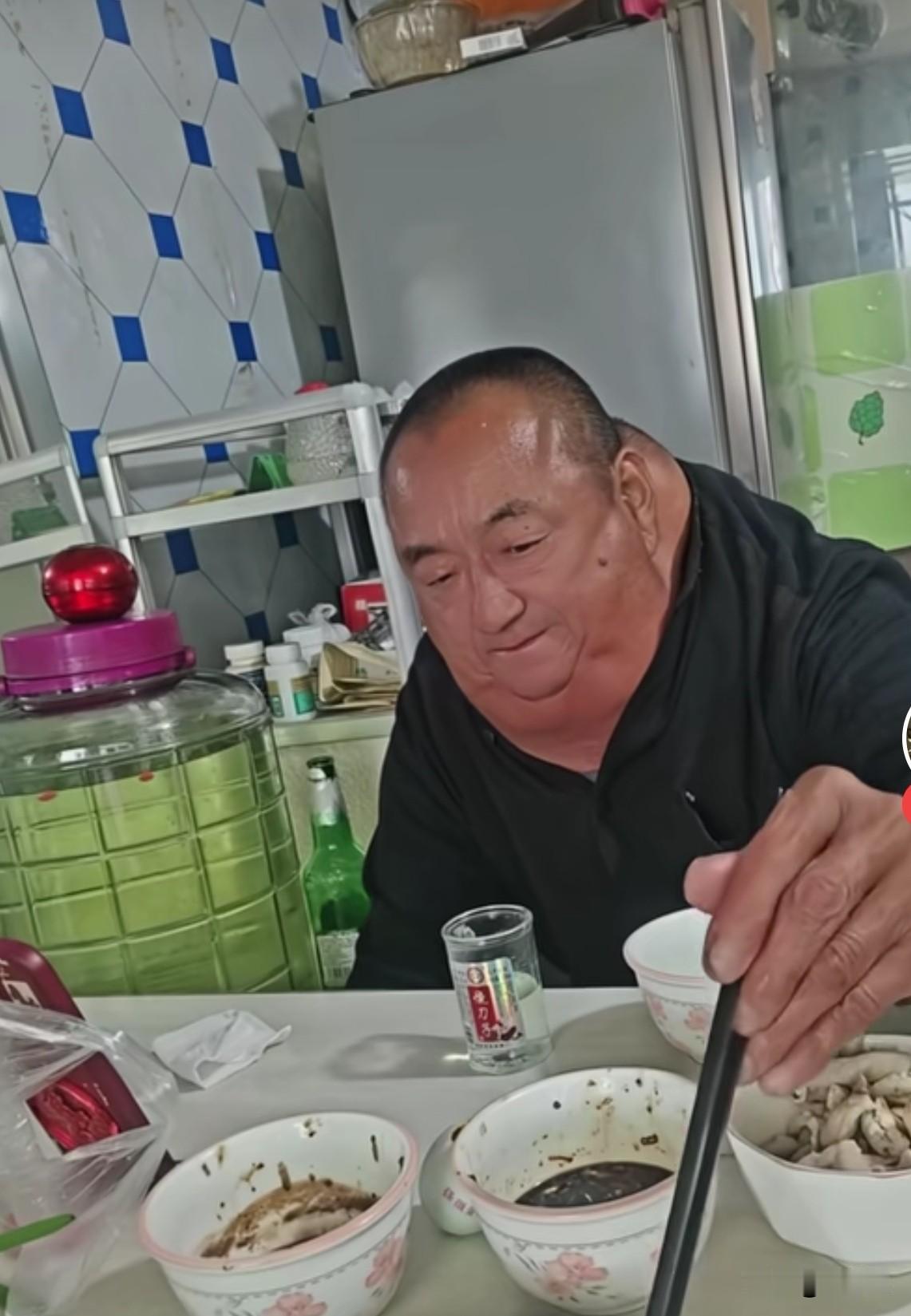 第一次看到这种长相的人，网友说，他应该很难被掐死人的长相