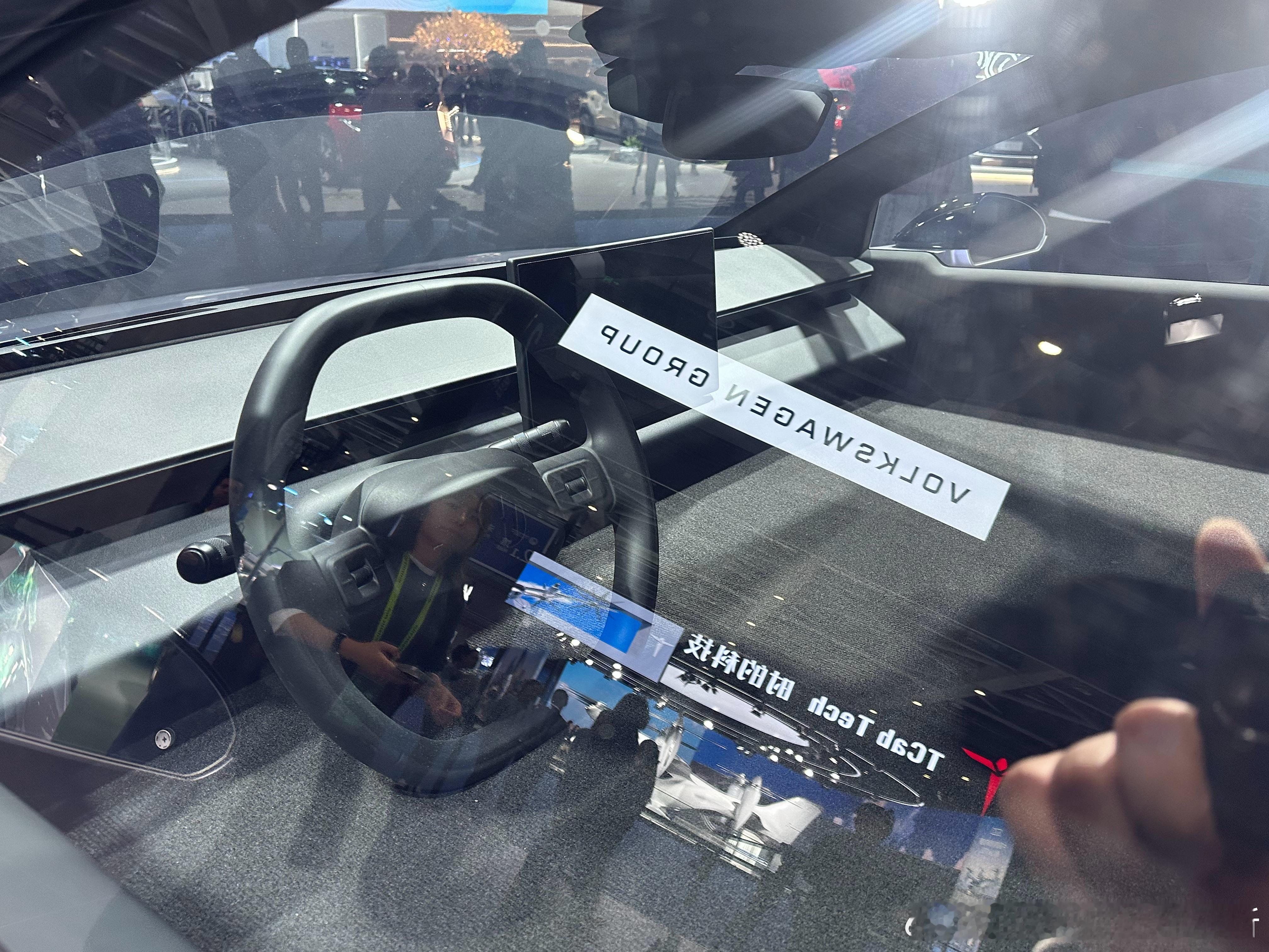 大众新一代电车，这次进博会的展示，能更清楚看到内饰。方向盘一换，更显年轻运动了。