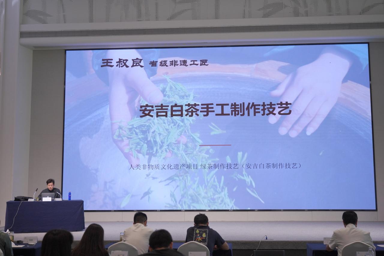 今日课程，跟着大师学做手工安吉白茶；再上机炒，家家有茶，机器炒是熟悉的场景[呲牙