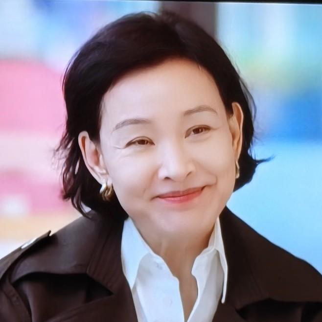 《问心2》里陈冲饰演的方竹清教授太圈粉了！她医者仁心，医术高明，面对难题勇于担责