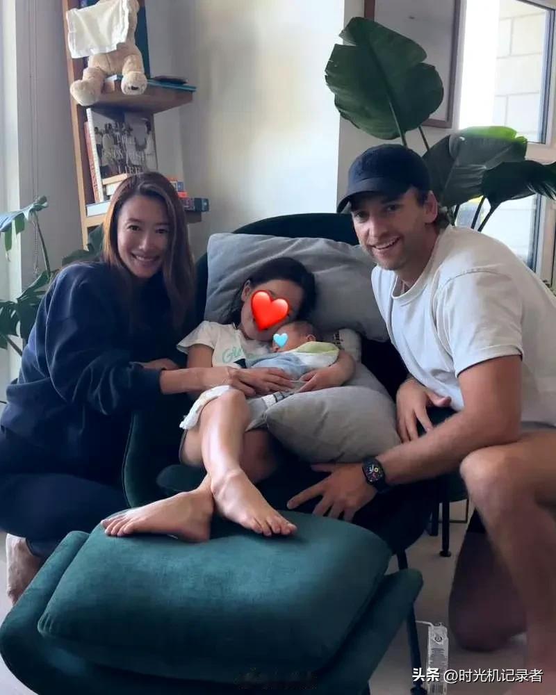 不愧谢贤的女儿，谢婷婷生二胎，依然没有结婚，好在再次男朋友一直在身边，不像一胎，