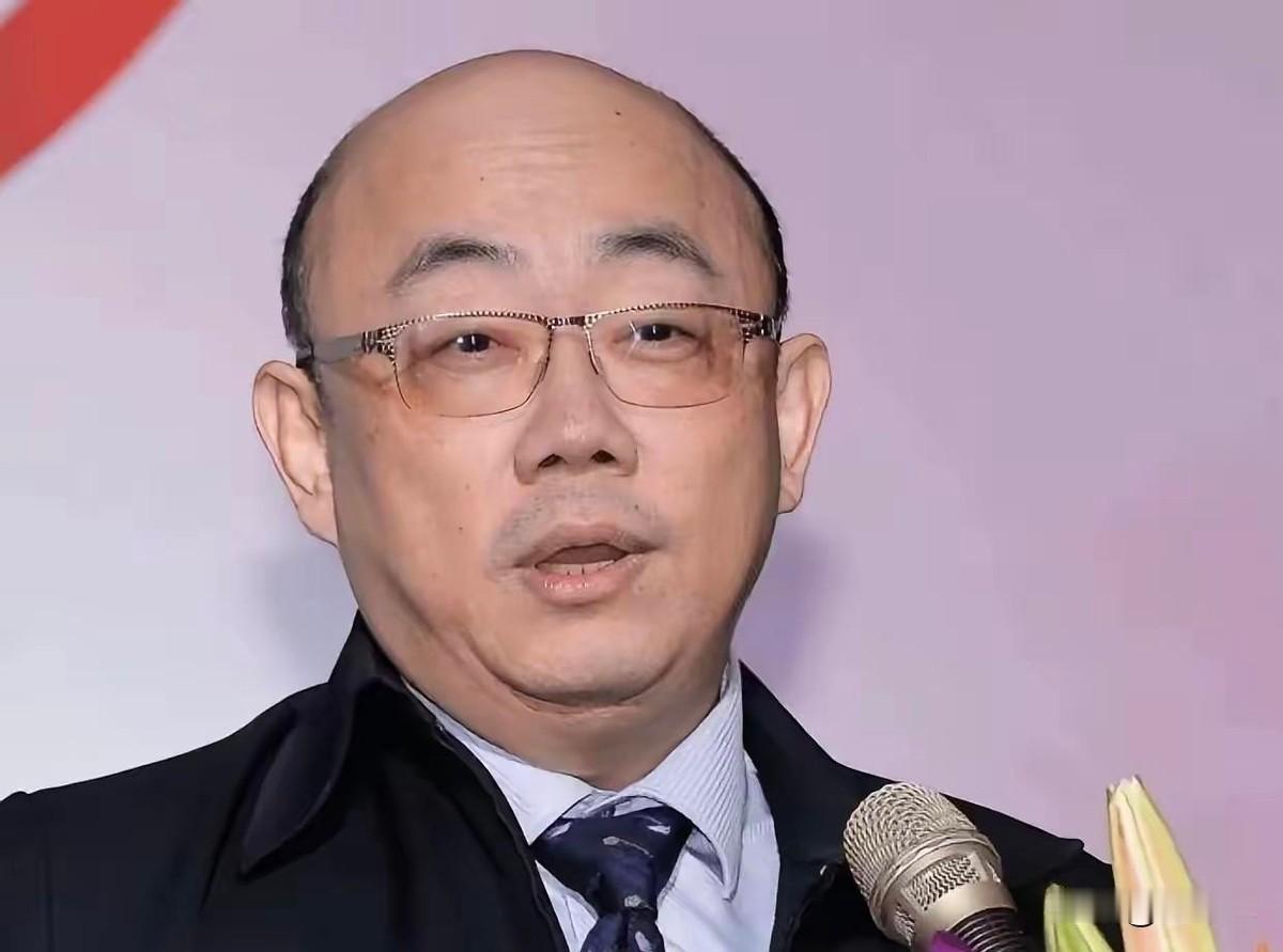 一个不敢承认出身的人，和一个拼命想撕掉自己出生证明的人，到底谁是更可悲的那一个？