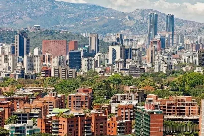 最近委内瑞拉那边搞了个挺意外的“大动作”，一下子放了一百多号人，理由还挺特别的。