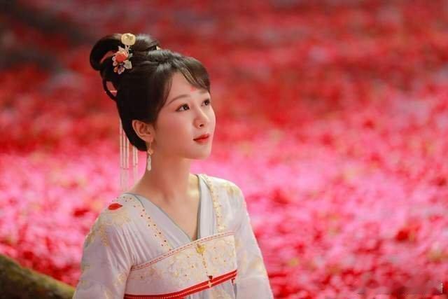 都是古装鞠婧祎和杨紫这么一看某人这对吗？ 