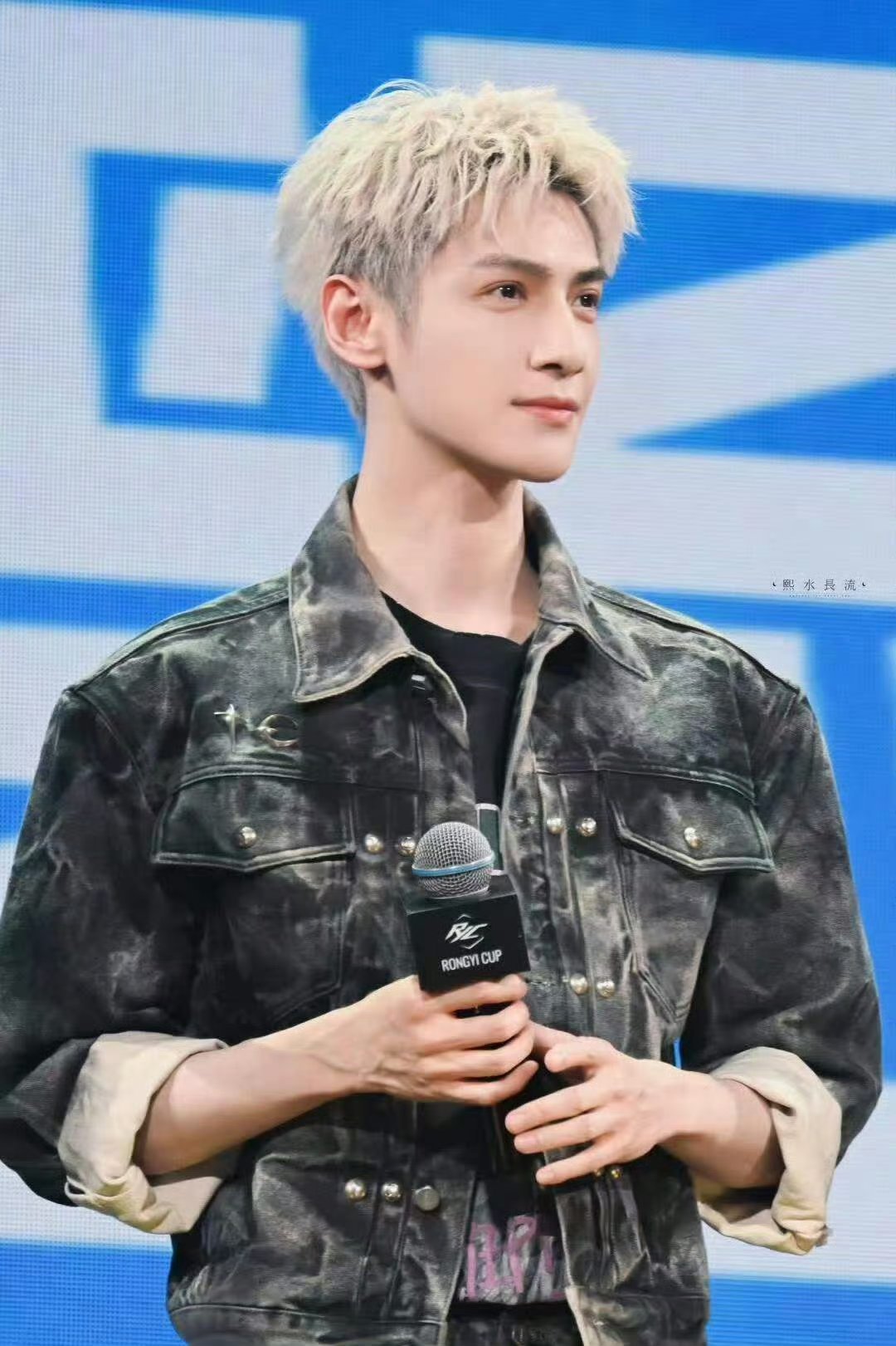 罗云熙官宣演唱会能唱能演，能舞能书，罗云熙的多才多艺有目共睹。全新剧场演唱会官宣