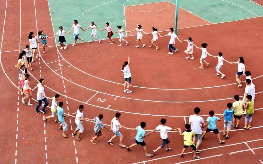 从新学期开始，中小学校每天要安排一节体育课，每天两个大课间，每天锻炼两小时等等，