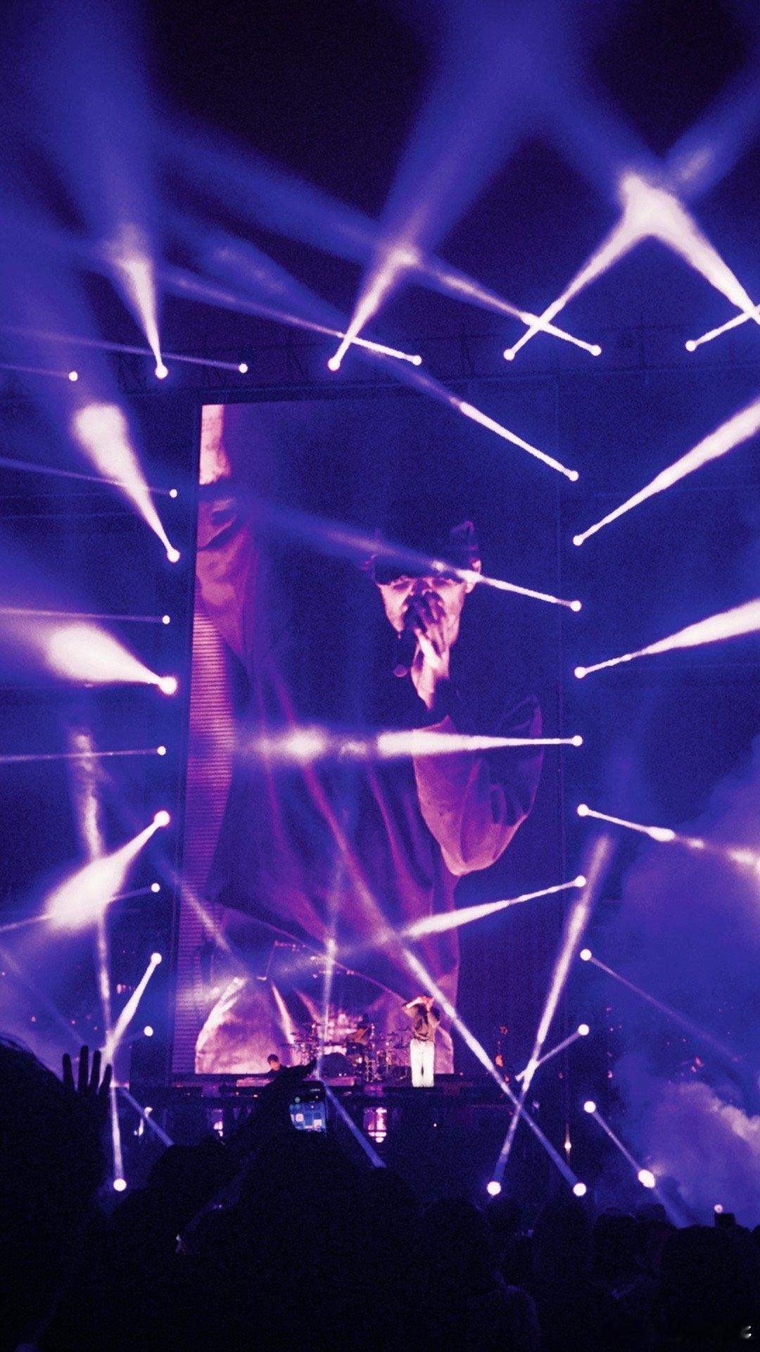 杭州的雨为烟鬼卡点了 烟鬼的演出连天气都给面！杭州场前大雨不停，演出开始雨就停得