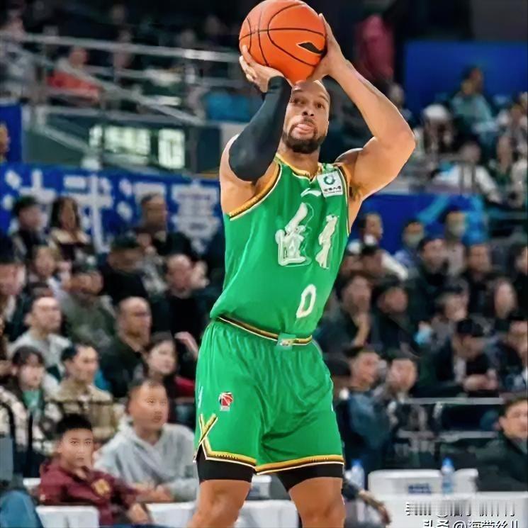 就在今天，12月31日，传来了辽篮主场迎战上海队的新消息，杨鸣主动求变，威尔斯有