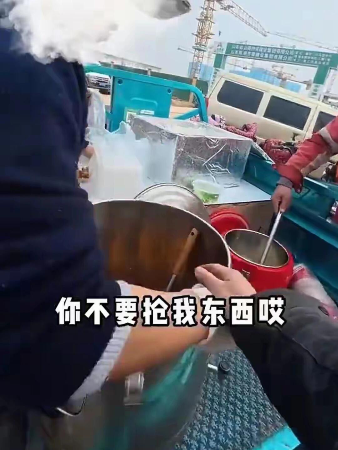 济南这摊子事，真是看了让人憋气。

一个00后小伙子，失业了想靠自己手艺吃饭，在