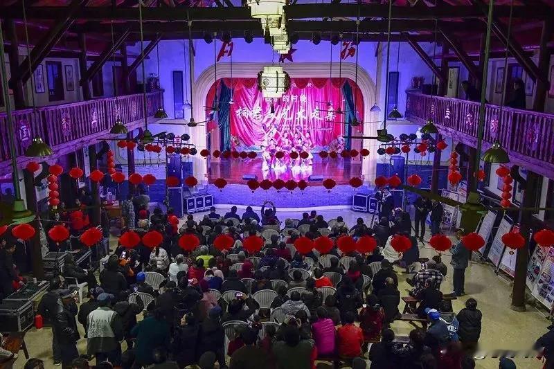 办“村晚”，是近年来浙江桐庐各地乡村的新年俗。腊月初四，桐君街道阆苑村文化礼堂，