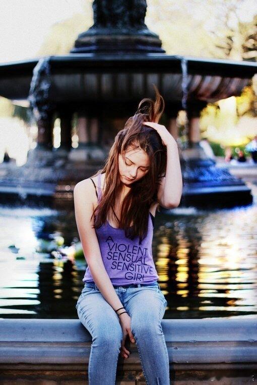 还好快乐没法买，不然我早就买到倾家荡产；还好悲伤没法卖，不然我现在富可敌国了。生