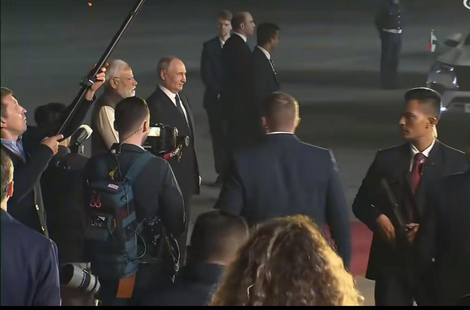 莫迪迎接普京到访！现场保镖荷枪实弹！

看了现场视频，俄总统到达机场后，印度总理